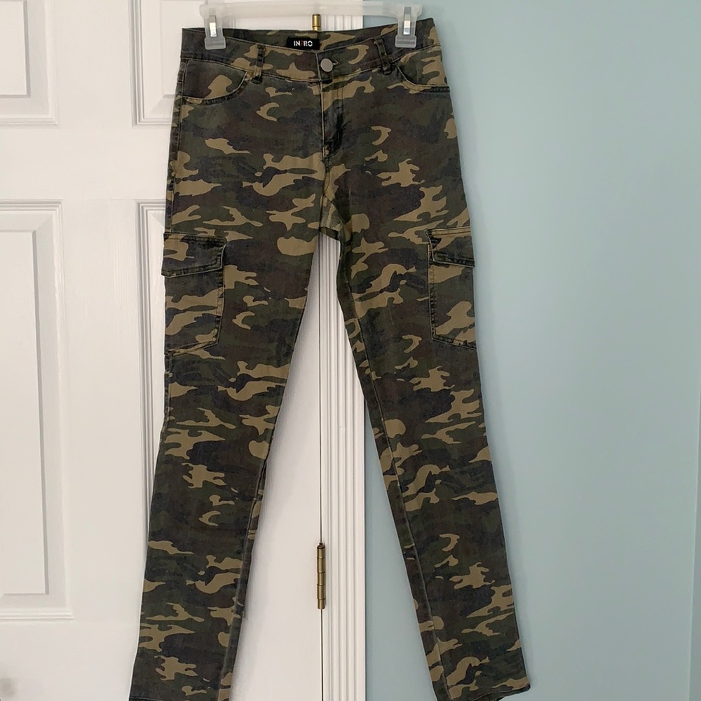 Size Med camouflage jeans. Two front & two back pockets. Cargo pockets on legs